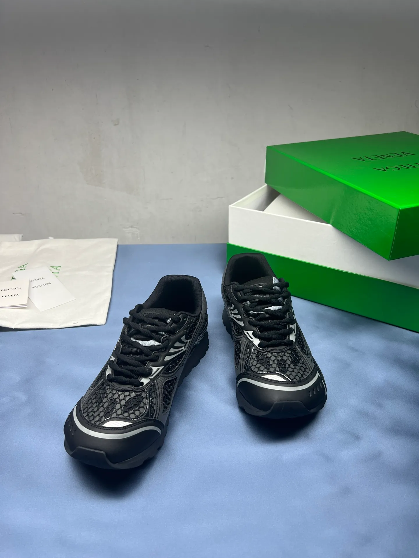 👟👟Ex-factory price 600👟👟 Men's size +10 Real photos 🔥🔥BV Orbit sneakers Wang Yibo's same style couple's dad shoes Runner sneakers, made of lightweight technical mesh fabric. Matched with geometric pattern designed rubber outsole, Wang Zha series high version. Look for the package technology. It is actually a lot taller, but the legs are still slim. Very nice, playable and durable. Matched to the standard💯 Package shoe technology. Look for the high version. The outsole is made of color-blocked TPU outsole. Women's model 35 36 37 38 39 40 41 42 (40 41 42 43 44 45 customized) (Customer logo can be accepted without refund or exchange at a favorable price) Equipped with original packaging